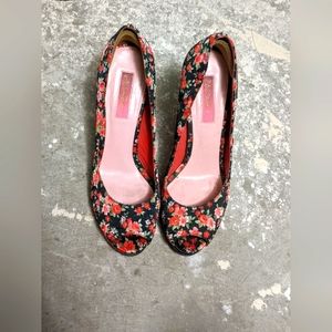 10/$10 Betsy Johnson Floral Pump Heels